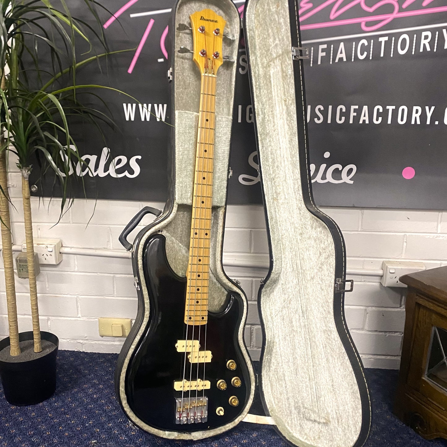 Ibanez Roadster 4-String Bass (Vintage, MIJ) – Owned by Tommy Emmanuel