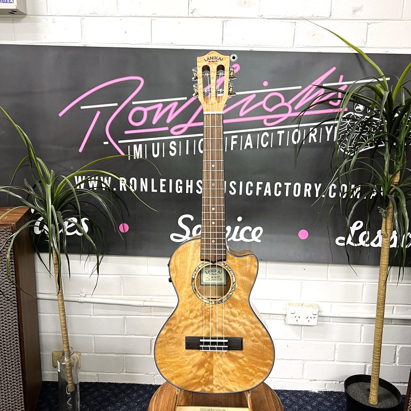 LANIKAI Tenor Acoustic / Electric Ukulele - Natural Quilted Maple