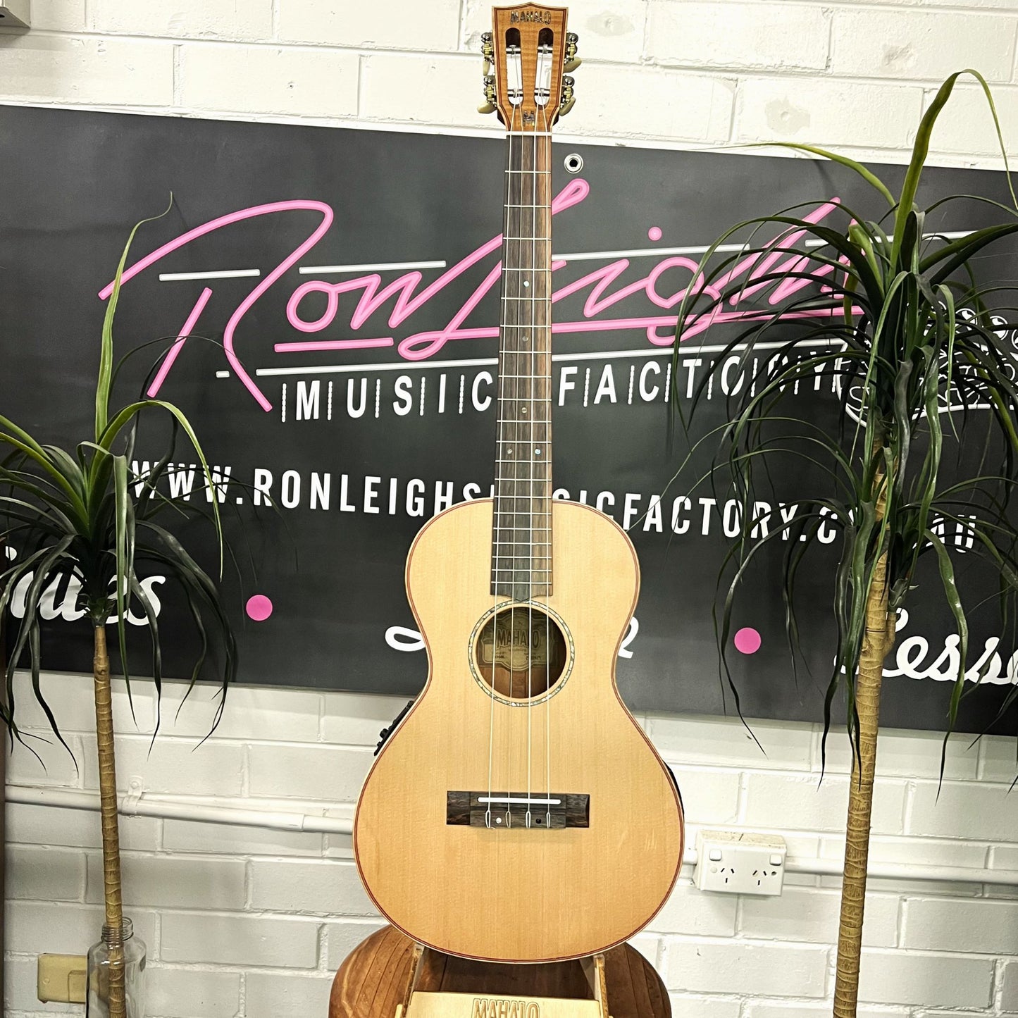 MAHALO Mastersound Baritone Electric Ukulele