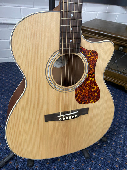 GUILD OM-240CE Orchestra Cutaway Acoustic / Electric Guitar