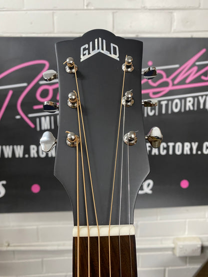 GUILD OM-240CE Orchestra Cutaway Acoustic / Electric Guitar