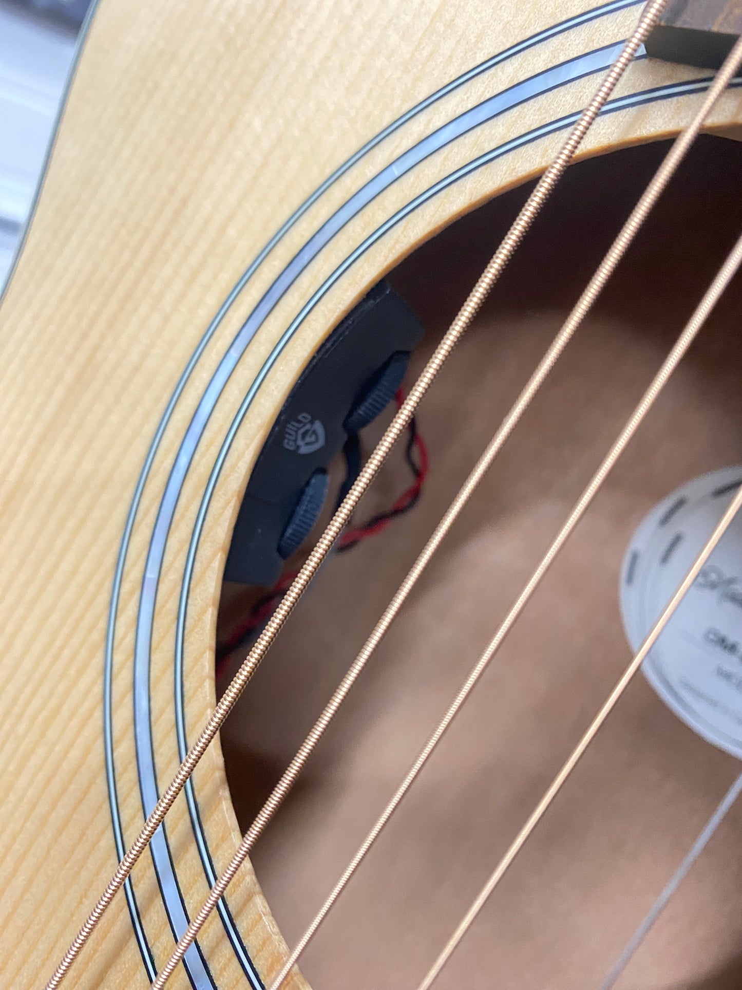 GUILD OM-240CE Orchestra Cutaway Acoustic / Electric Guitar