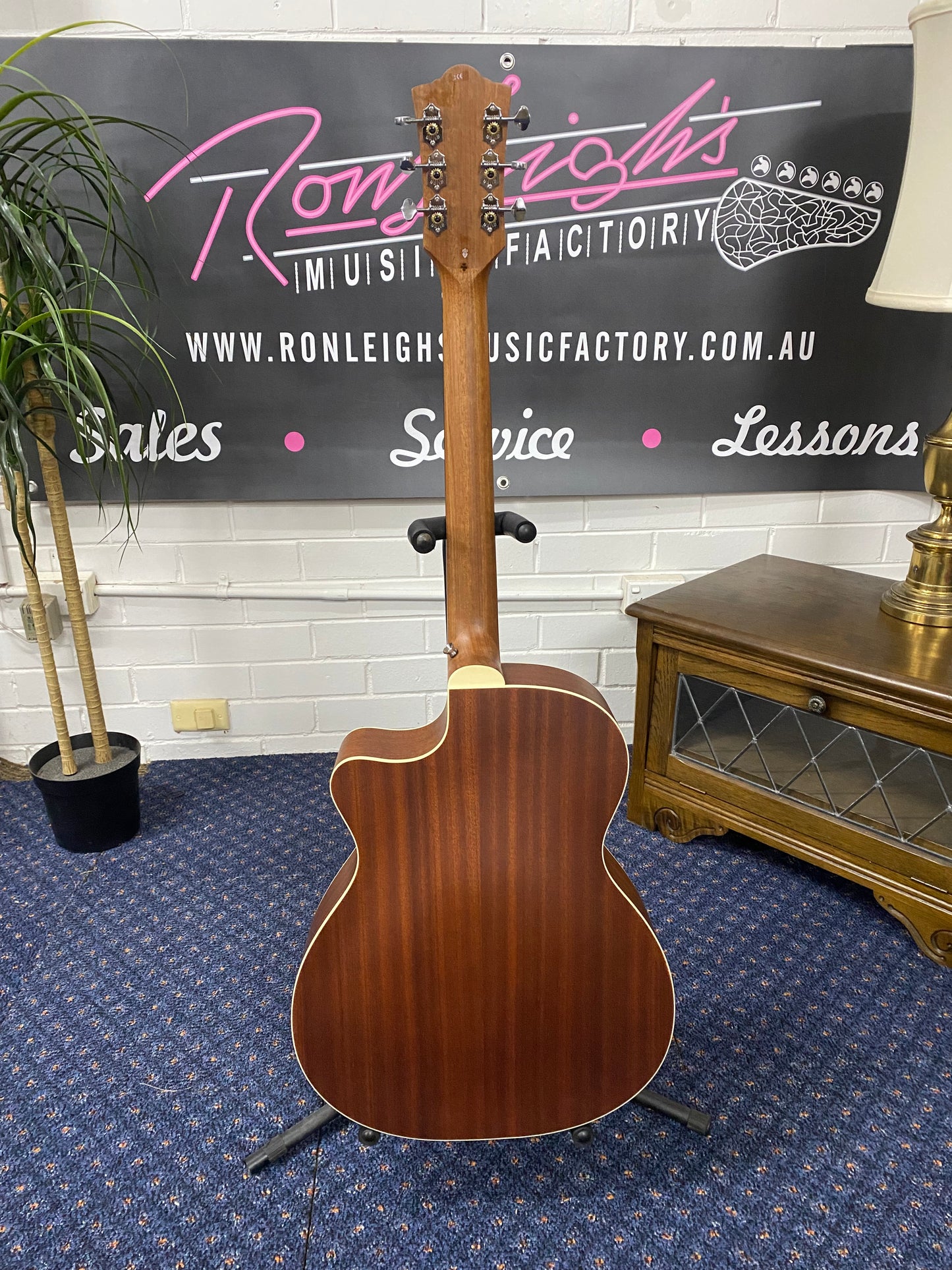 GUILD OM-240CE Orchestra Cutaway Acoustic / Electric Guitar