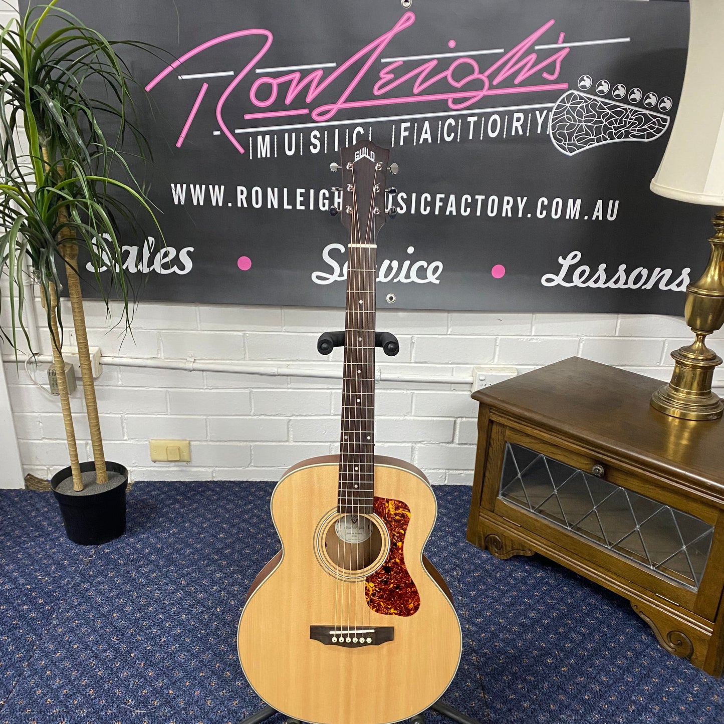 GUILD Jumbo Junior Short Scale Acoustic / Electric Guitar