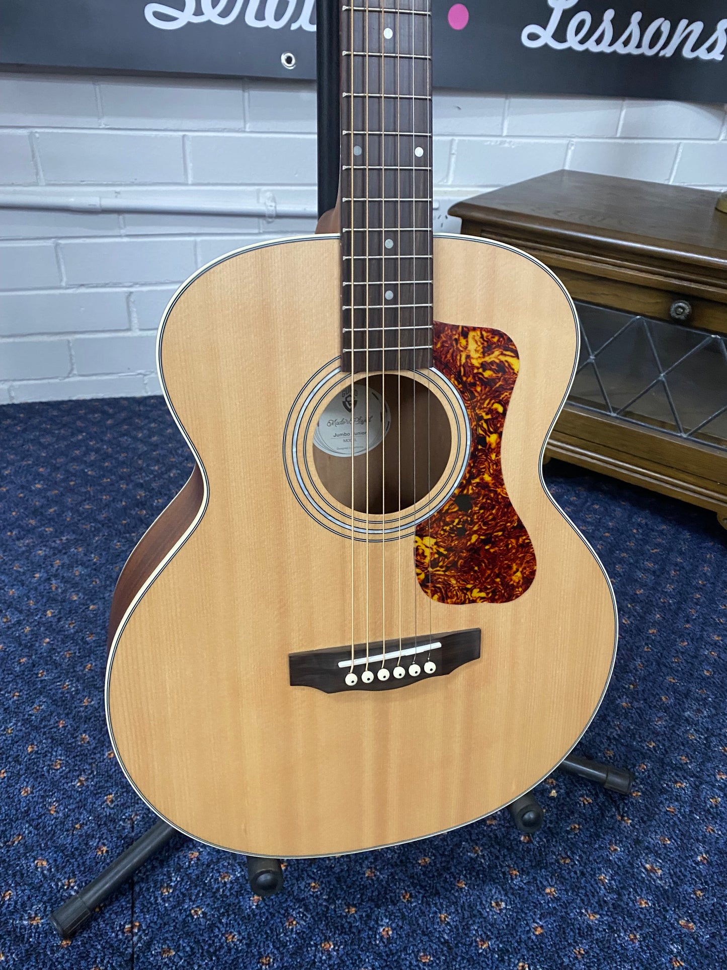 GUILD Jumbo Junior Short Scale Acoustic / Electric Guitar