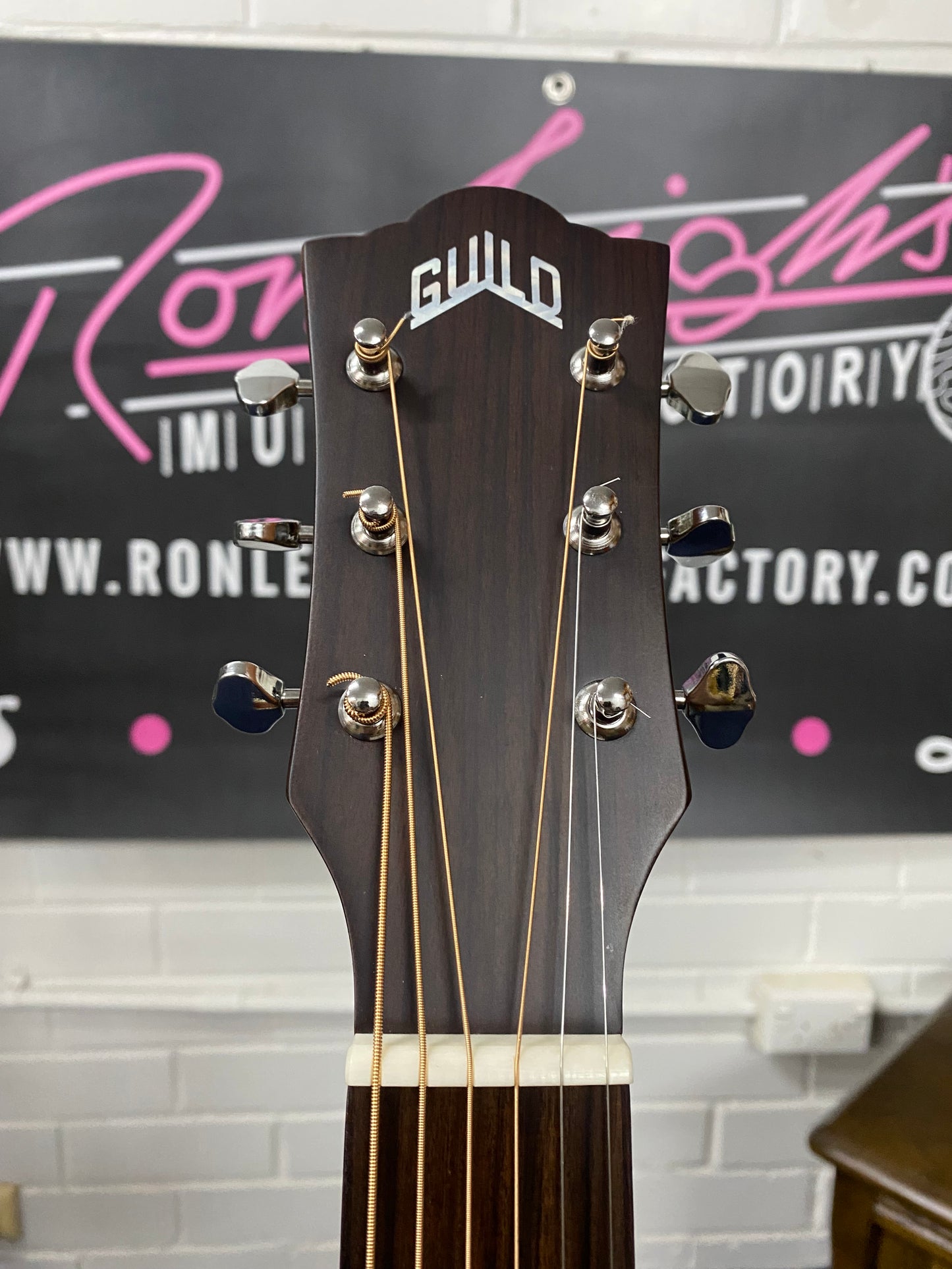 GUILD Jumbo Junior Short Scale Acoustic / Electric Guitar