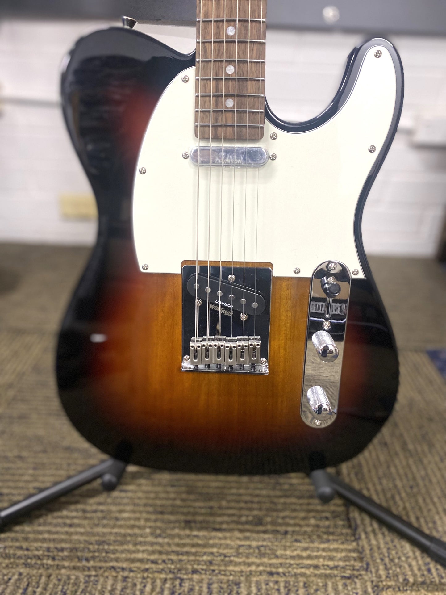 LEVINSON Sceptre Arlington Standard Single Cutaway -3 Tone Sunburst