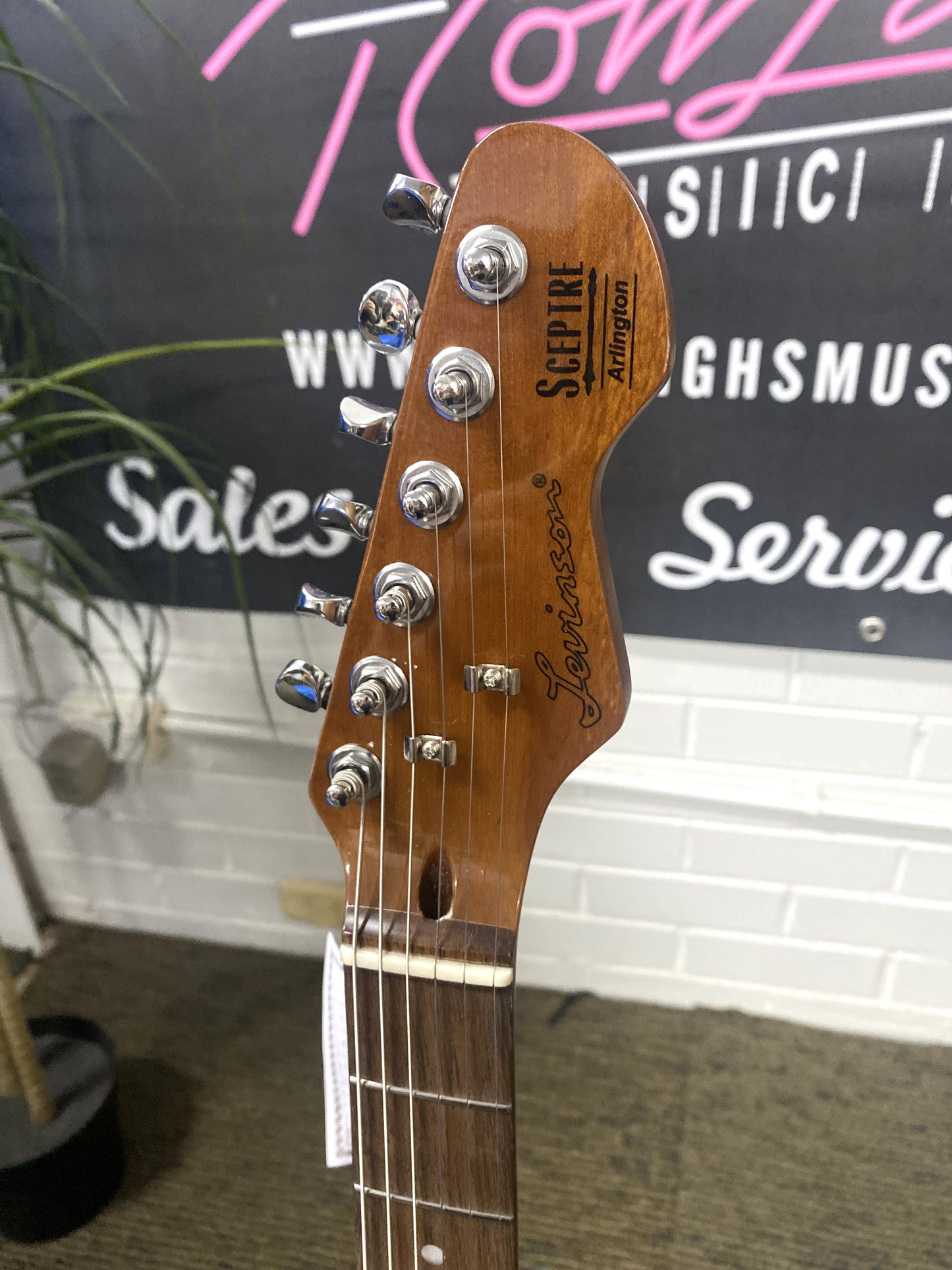 LEVINSON Sceptre Arlington Standard Single Cutaway -3 Tone Sunburst