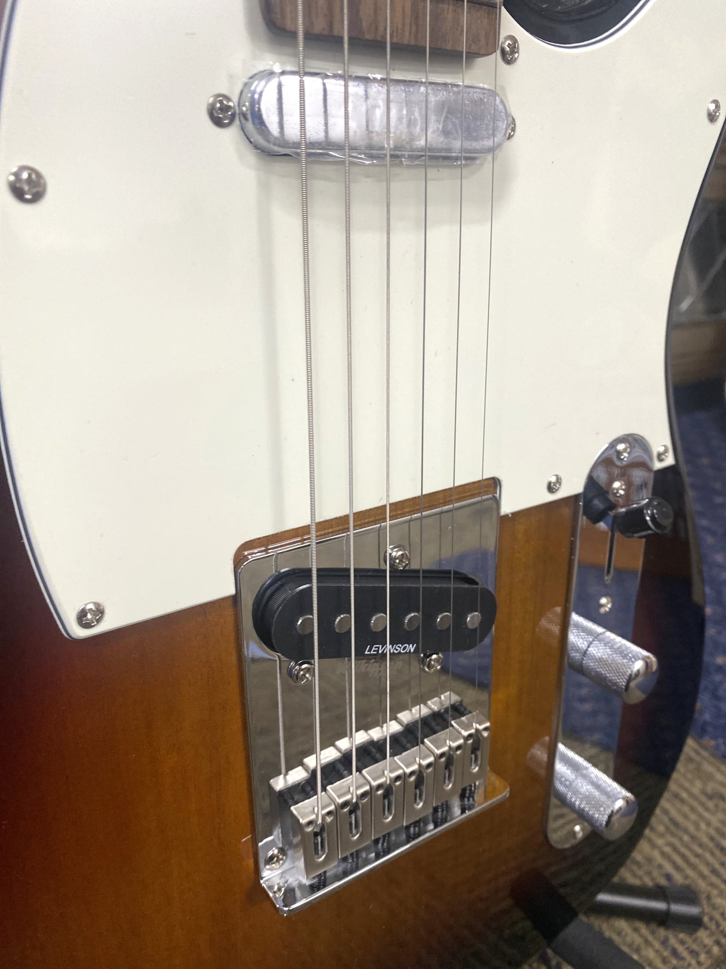 LEVINSON Sceptre Arlington Standard Single Cutaway -3 Tone Sunburst