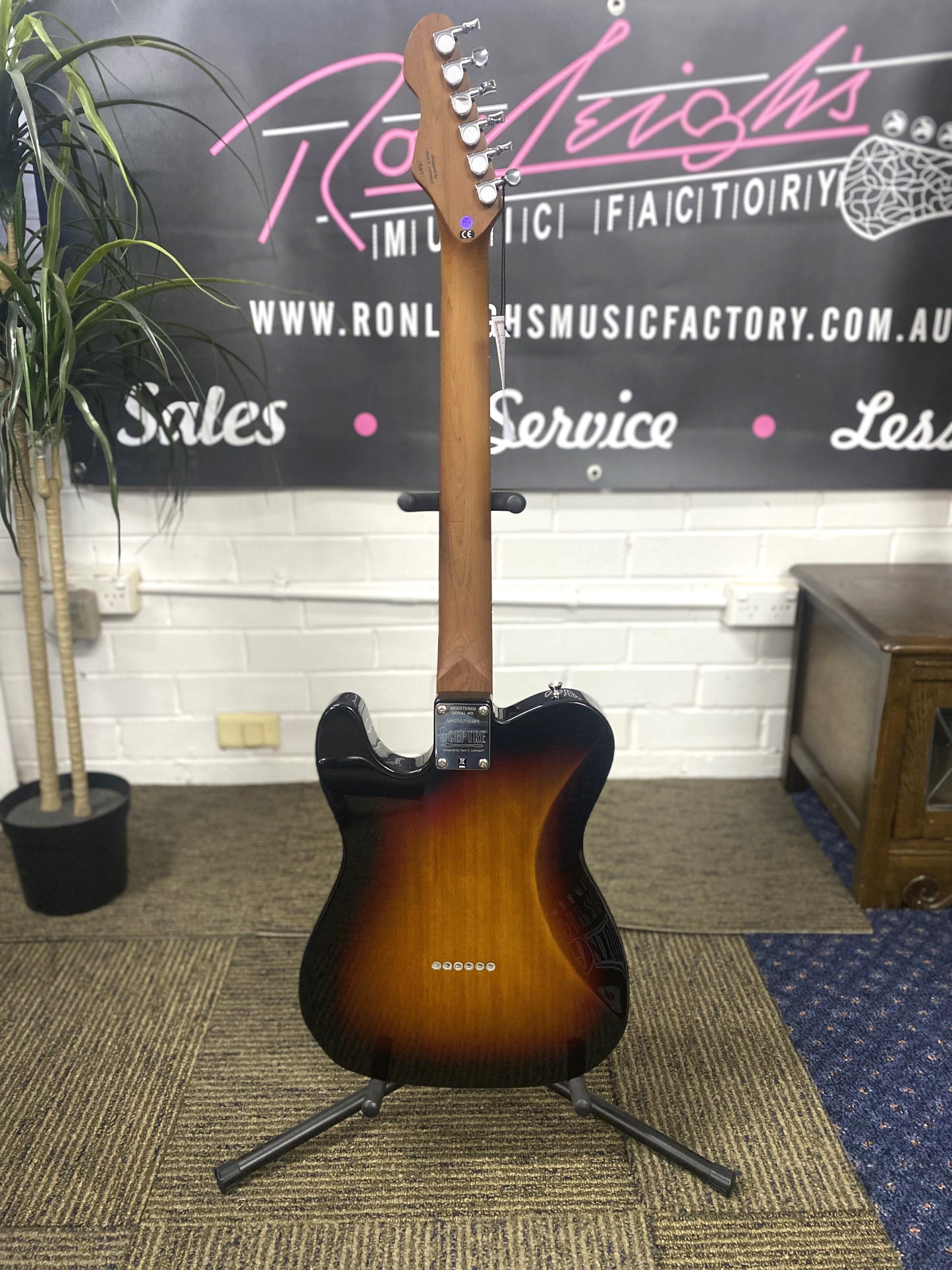 LEVINSON Sceptre Arlington Standard Single Cutaway -3 Tone Sunburst