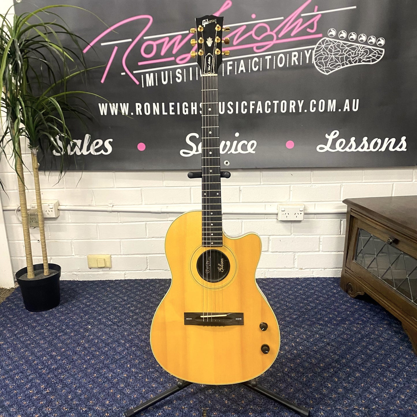 Gibson Chet Atkins SST (1991) – Owned by Tommy Emmanuel