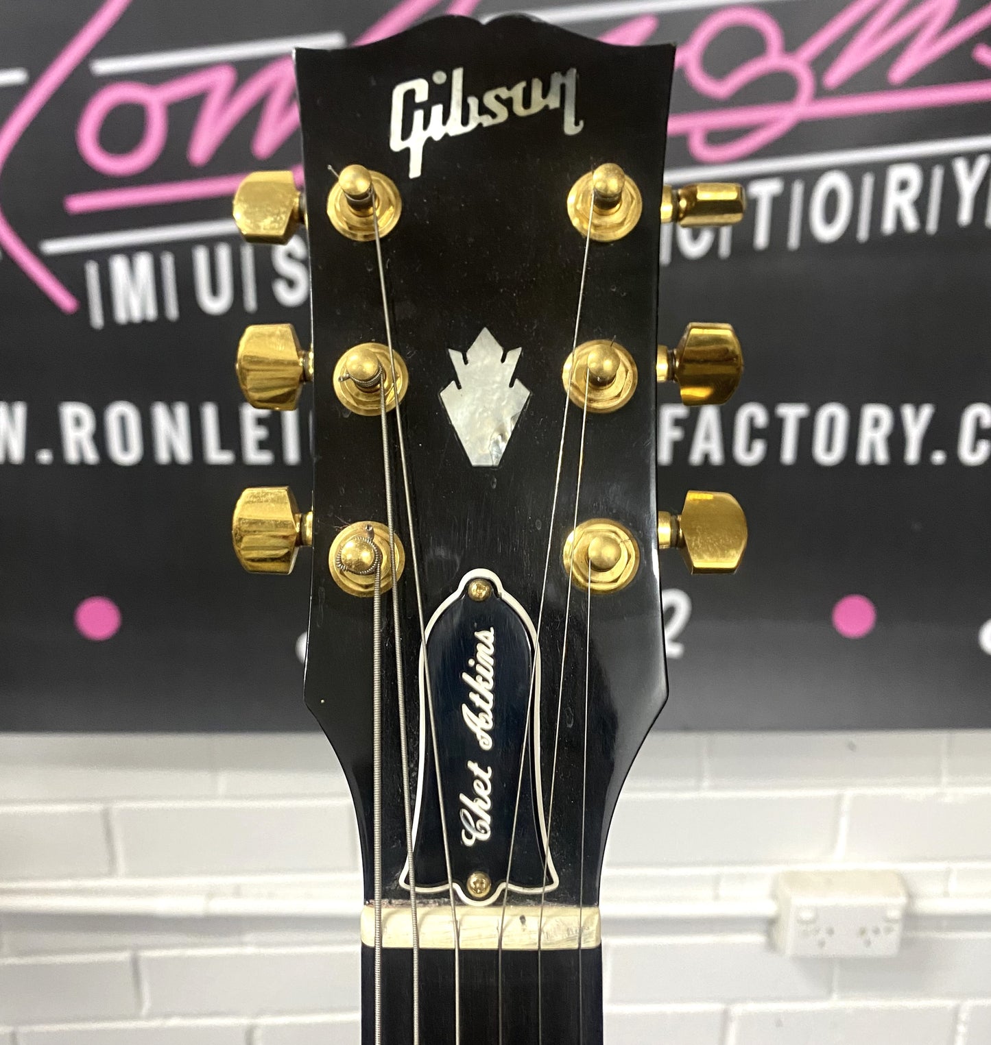 Gibson Chet Atkins SST (1991) – Owned by Tommy Emmanuel