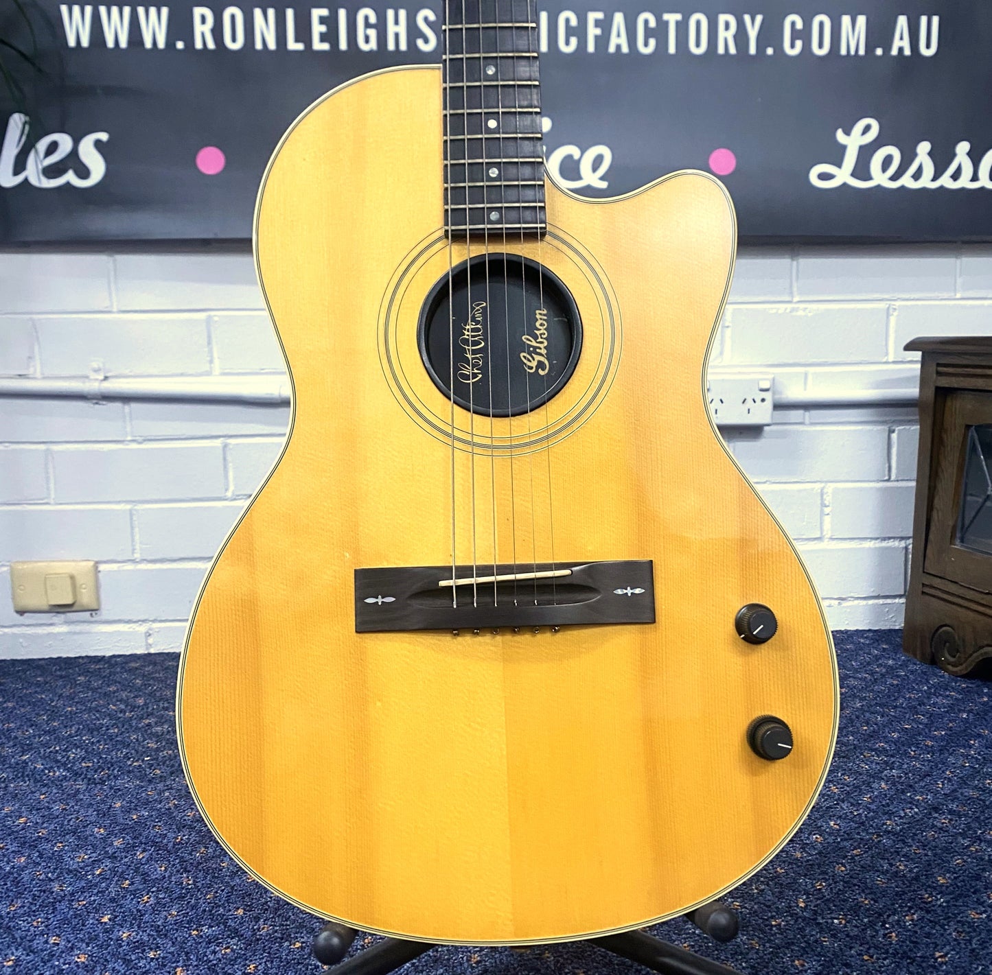 Gibson Chet Atkins SST (1991) – Owned by Tommy Emmanuel