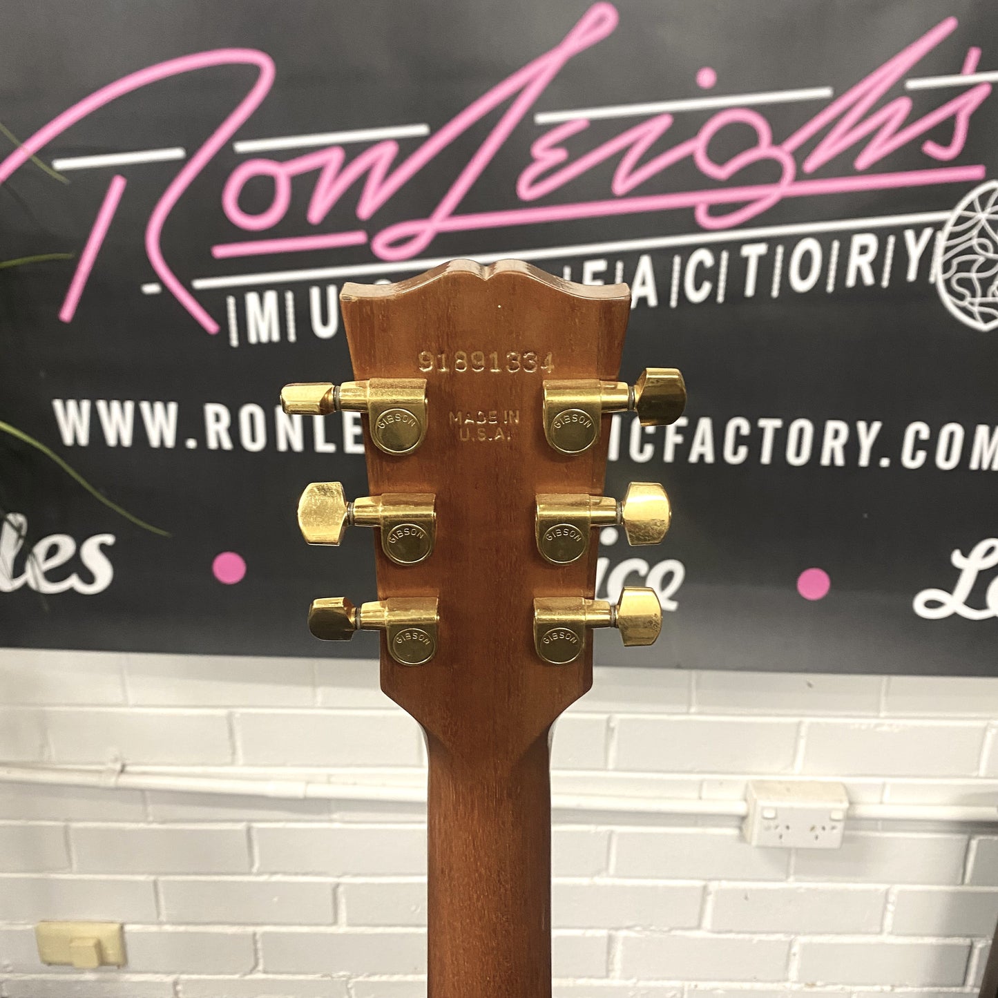 Gibson Chet Atkins SST (1991) – Owned by Tommy Emmanuel