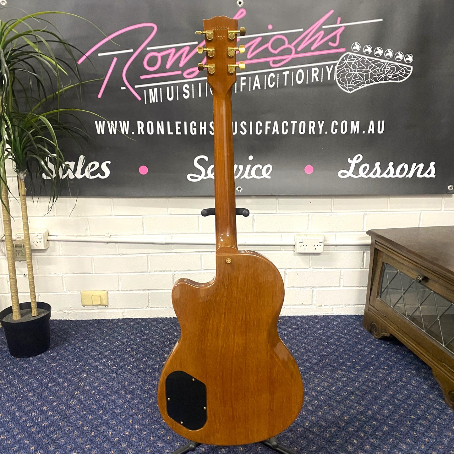 Gibson Chet Atkins SST (1991) – Owned by Tommy Emmanuel