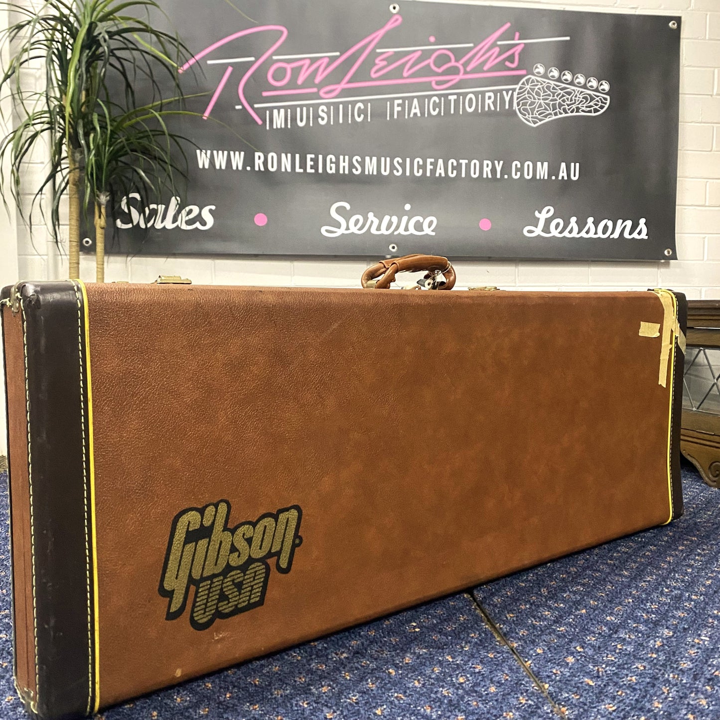 Gibson Chet Atkins SST (1991) – Owned by Tommy Emmanuel