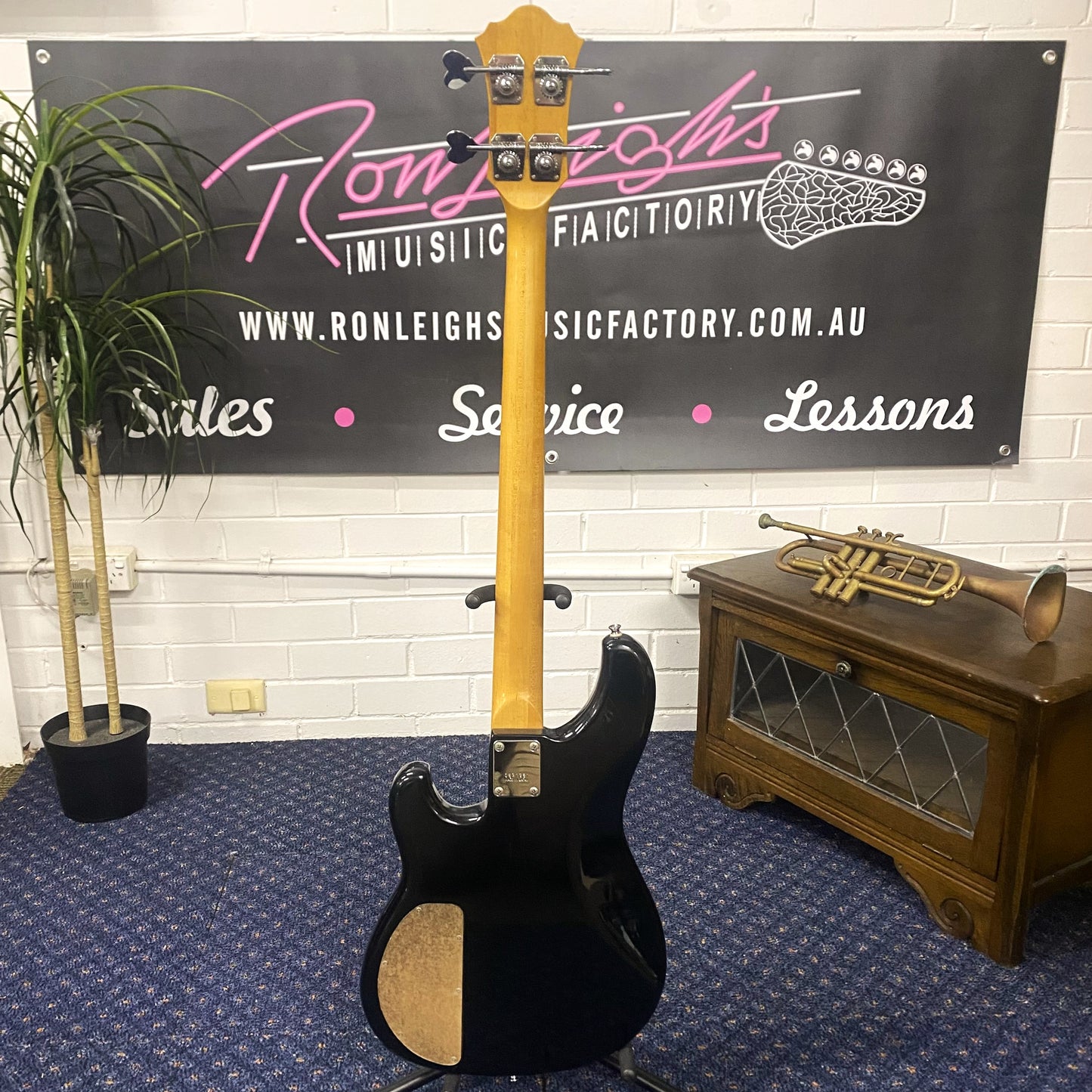Ibanez Roadster 4-String Bass (Vintage, MIJ) – Owned by Tommy Emmanuel
