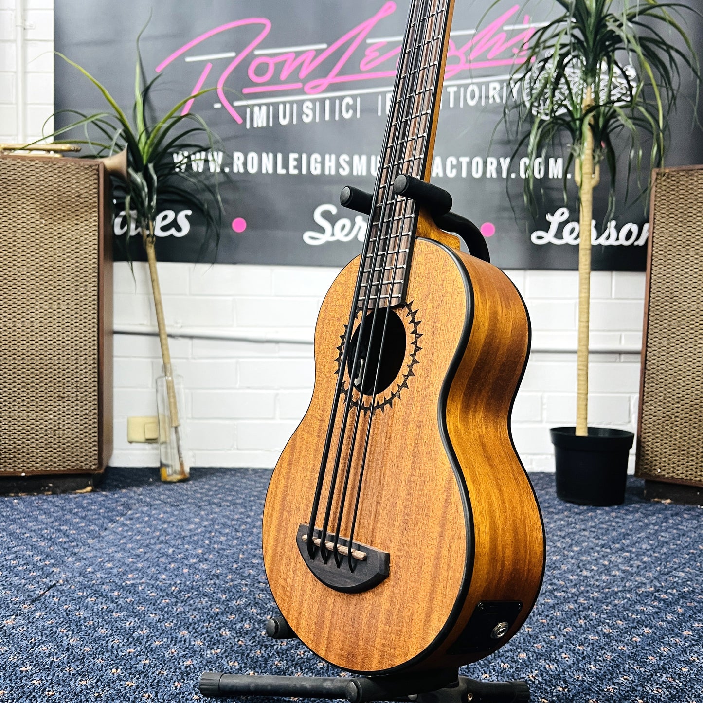 Mahalo MB1 Bass Ukulele Electric/Acoustic Mahogany