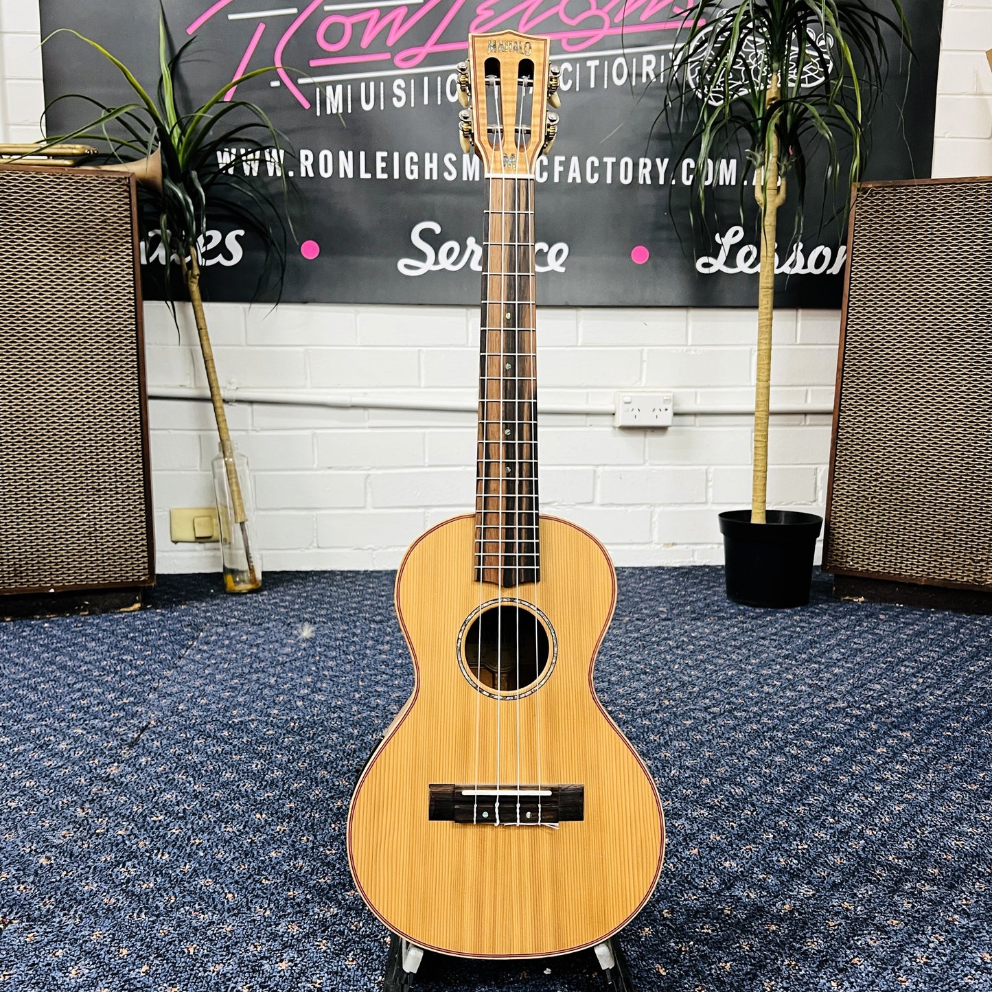 Mahalo Master Series Tenor Acoustic/Electric Ukulele MM3E