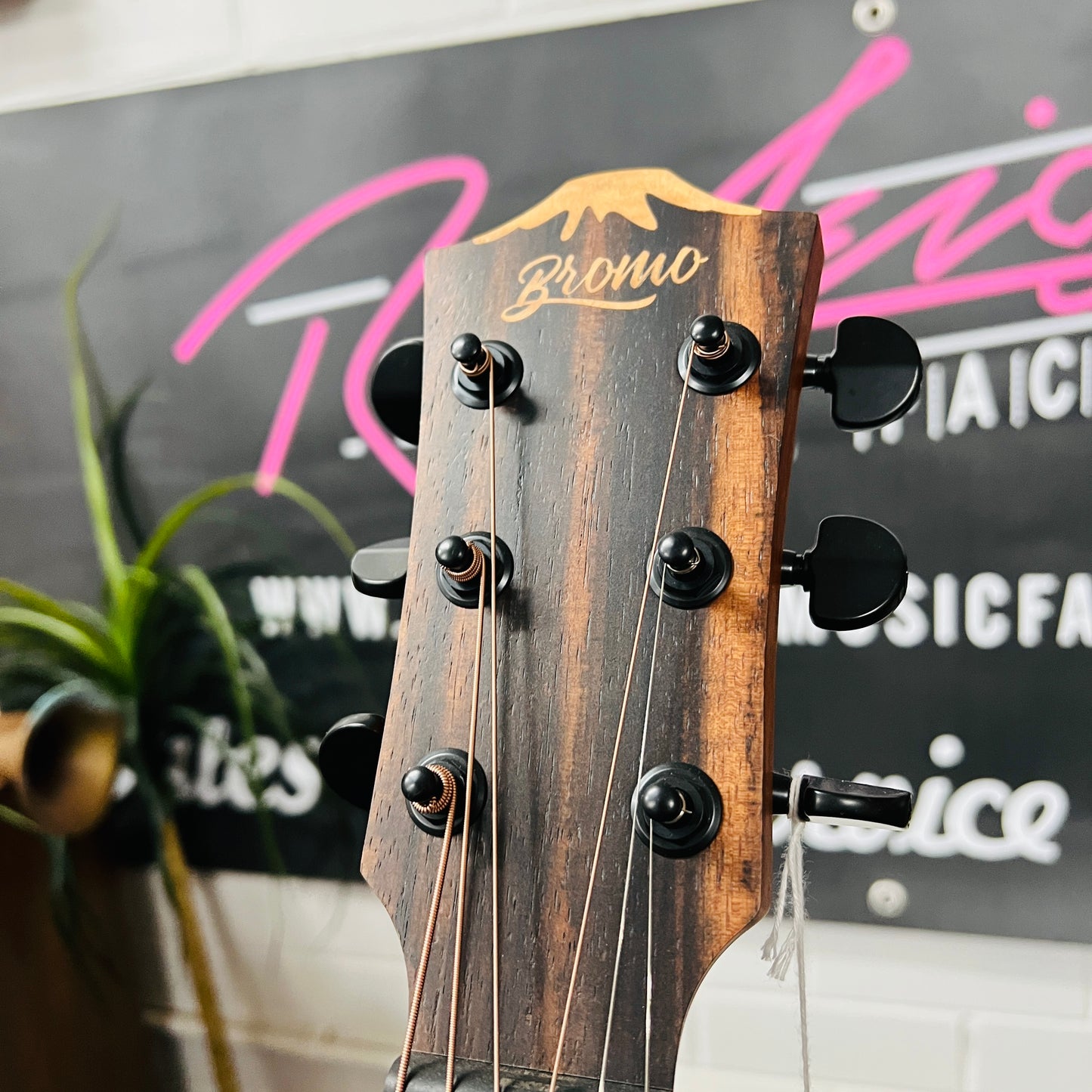 Bromo BAA1 Dreadnought Acoustic Guitar – Spruce Top | Appalachia Series